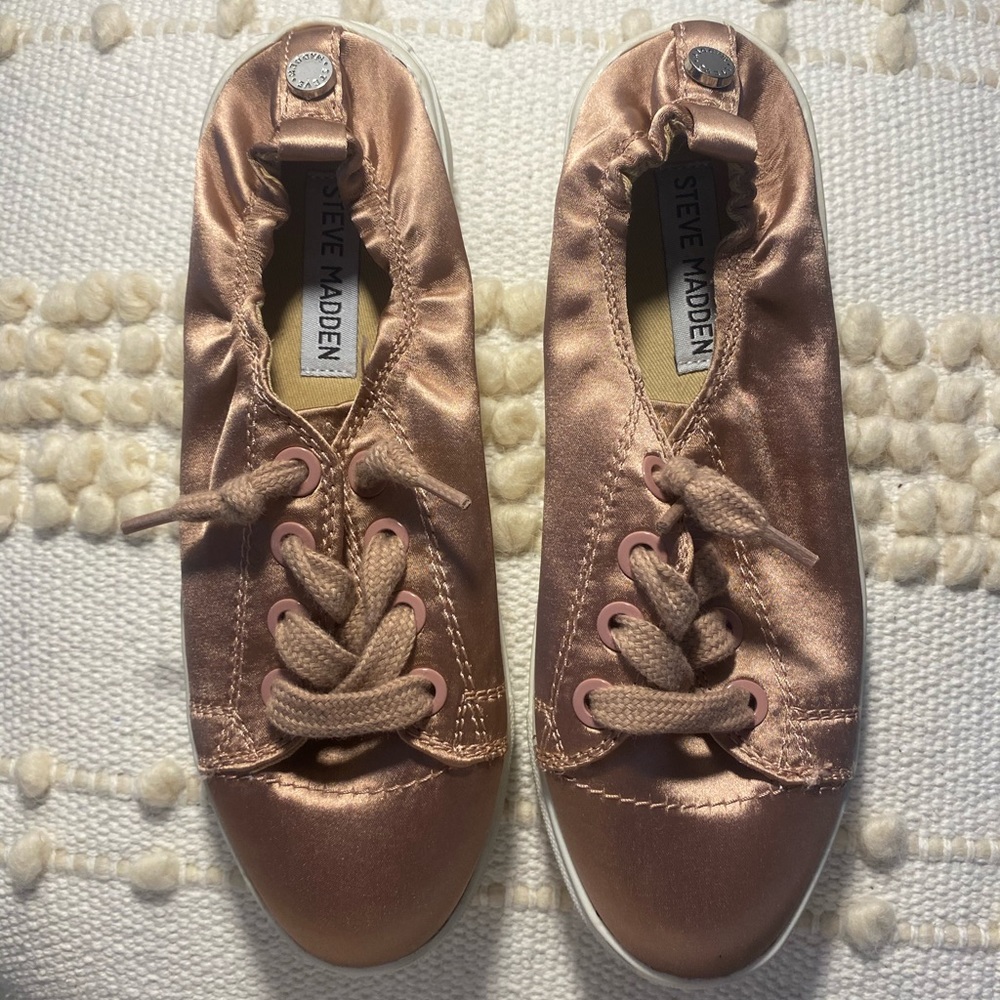 Steve Madden Women’s Pink Satin SlipOn Shoe Size 6